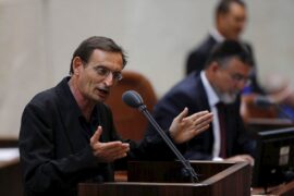Dov Khenin blasts Givat Shmuel for anti-ḥaredi discrimination