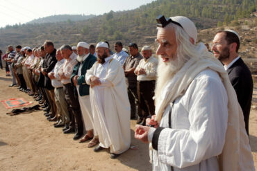 R MenaḥemFroman leading a joint prayer.jpg