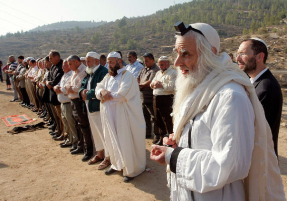 R MenaḥemFroman leading a joint prayer.jpg