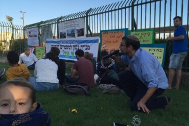 Protest against arms sales outside the Knesset building