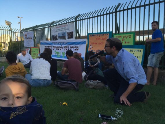 Protest against arms sales outside the Knesset building